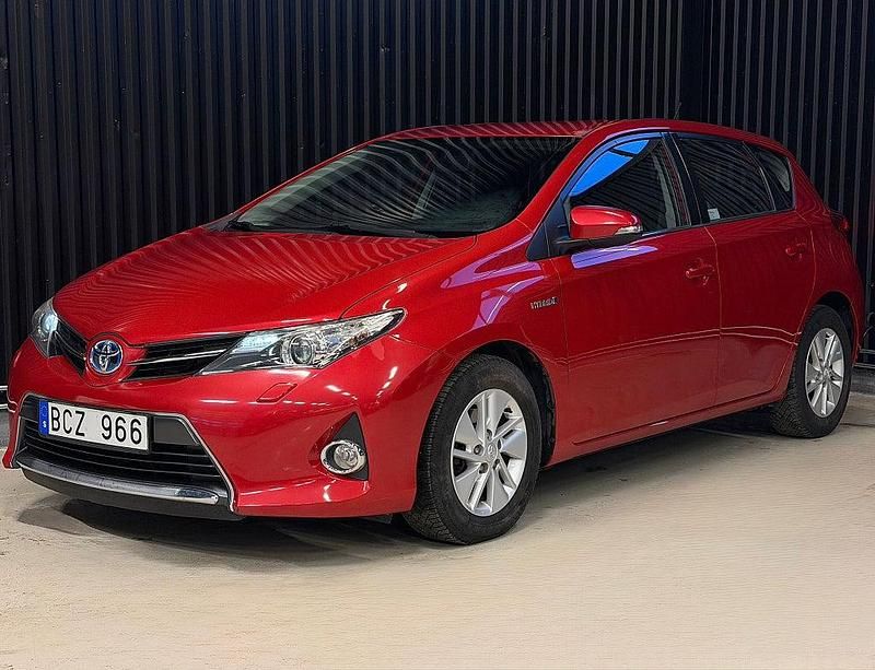 Mörkröd Begagnad 2013 Toyota Auris Hybrid Active Halvkombi | 149 900 kr (Marknadspris) - Bild 1/4