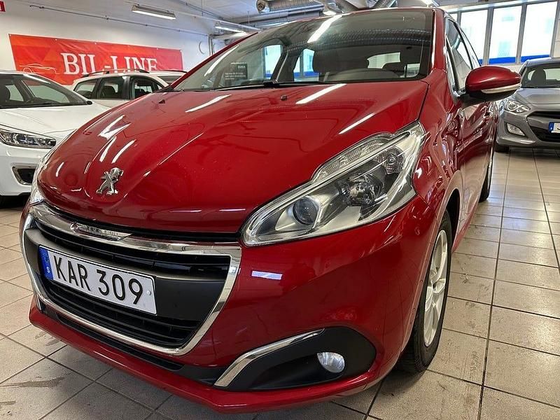 Mörkröd Begagnad 2015 Peugeot 208 Halvkombi | 39 900 kr (Marknadspris) - Bild 1/4
