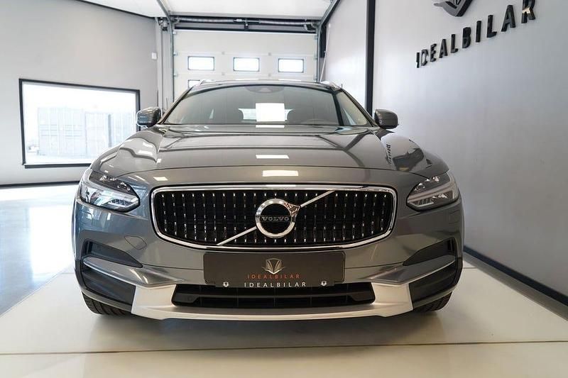 Begagnad Volvo V90 CC Momentum 191 HK (140 kW) 2019 Grå metallic Kombi