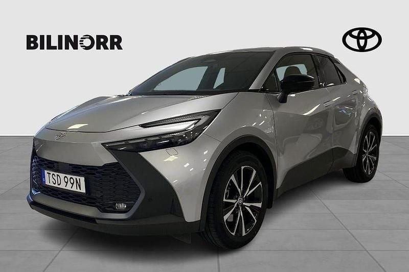 Silver Begagnad 2024 Toyota C-HR Style SUV | 399 900 kr (Marknadspris) - Bild 1/4