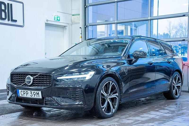 Begagnad Volvo V60 R-Design 253 HK (186 kW) 2022 Svart Kombi