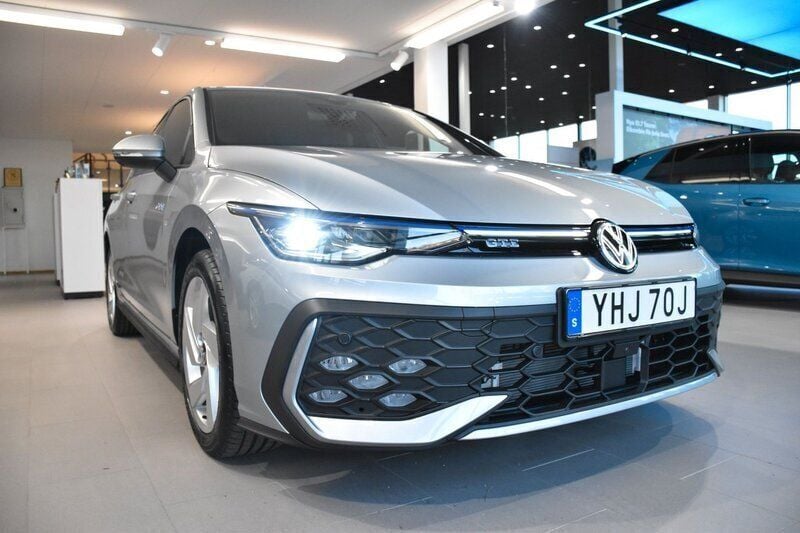 Begagnad VW Golf VIII GTE 272 HK (200 kW) 2024 Silver (oyster silver metallic black) Halvkombi