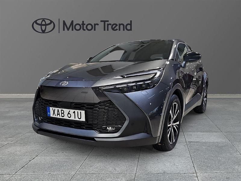 Mörkgrå (grå) Ny 2025 Toyota C-HR Style SUV | 429 900 kr (Marknadspris) - Bild 1/4