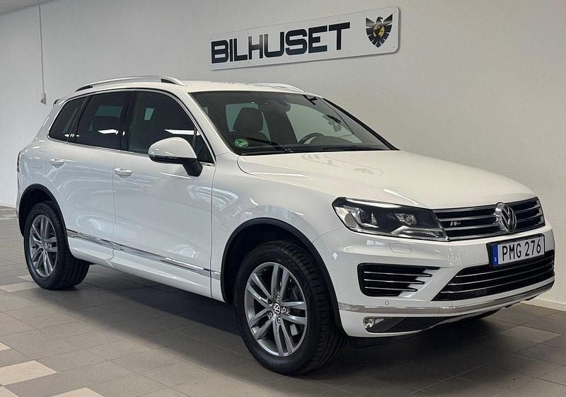 Vit Begagnad 2016 VW Touareg R-line SUV | 239 900 kr (Dyr) - Bild 1/4