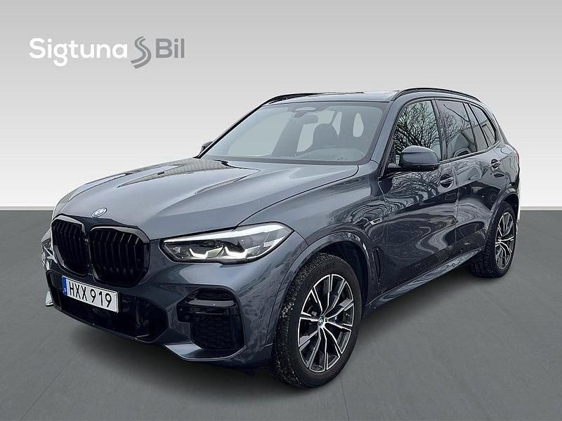 Grå Begagnad 2022 BMW X5 M Sport SUV | 599 900 kr (Marknadspris) - Bild 1/3