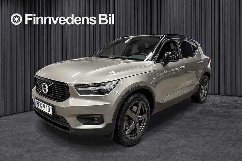 Grå Begagnad 2021 Volvo XC40 R-Design SUV | 359 900 kr (Marknadspris) - Bild 1/4