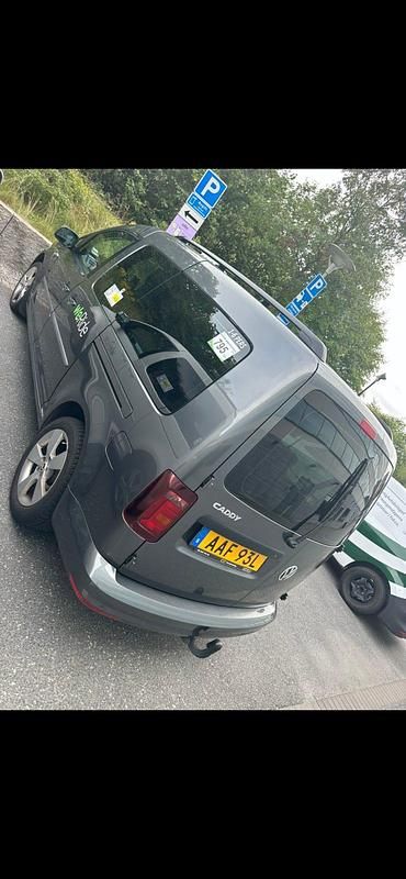 Grå metallic Begagnad 2020 VW Caddy Maxi Life Life Minibuss | 249 500 kr - Bild 1/4