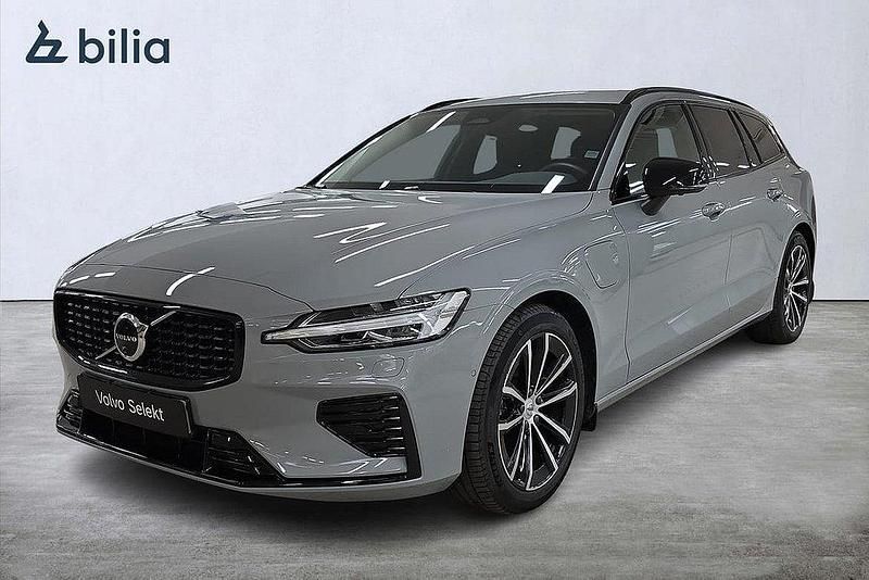 Grå Begagnad 2025 Volvo V60 Plus Kombi | 489 000 kr (Marknadspris) - Bild 1/3