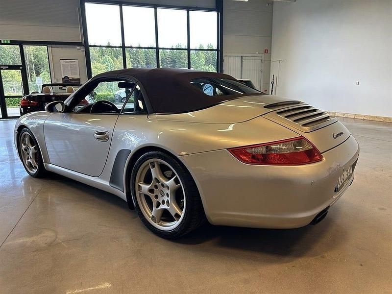 Begagnad Porsche 911 Carrera 325 HK (239 kW) 2005 Silver Cab