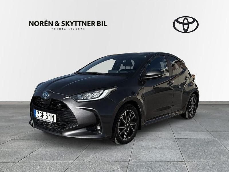 Mörkgrå Begagnad 2022 Toyota Yaris Hybrid Active Halvkombi | 209 000 kr (Lite dyr) - Bild 1/3