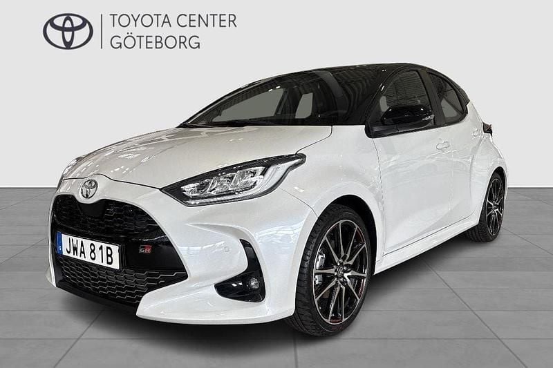 Vit Ny 2025 Toyota Yaris Hybrid Sport Halvkombi | 329 900 kr (Lite dyr) - Bild 1/4