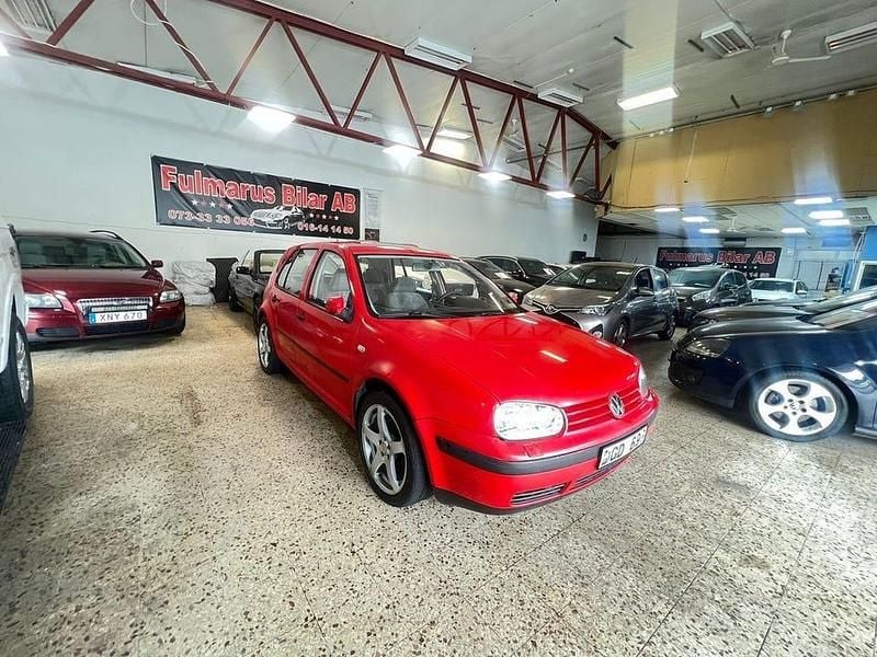 Begagnad VW Golf IV Trendline 101 HK (74 kW) 1998 Röd Halvkombi