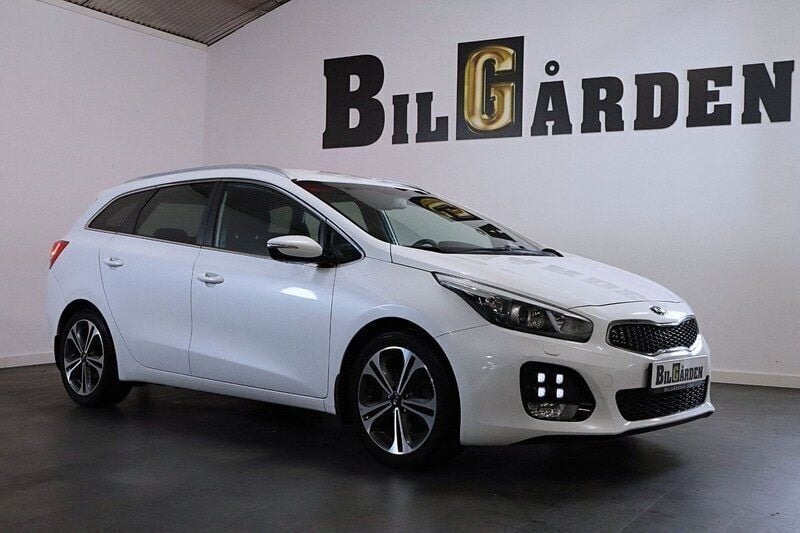 Vit Begagnad 2018 Kia Ceed Sportswagon GT-Line Kombi | 148 900 kr (Marknadspris) - Bild 1/4