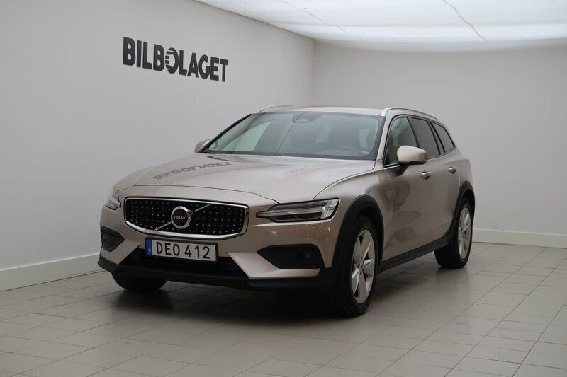 Ljusgrå (grå) Begagnad 2024 Volvo V60 CC Core Kombi | 399 800 kr (Marknadspris) - Bild 1/4
