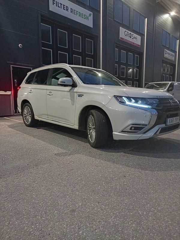 Begagnad Mitsubishi Outlander 224 HK (164 kW) 2019 Metallic SUV