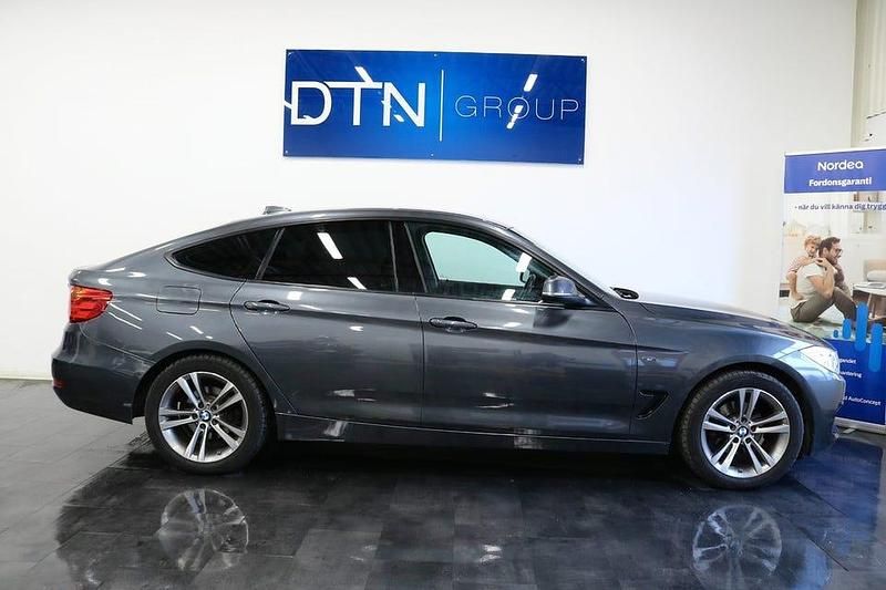Grå Begagnad 2015 BMW 320 Gran Turismo Sport Line Sedan | 159 500 kr (Marknadspris) - Bild 1/4