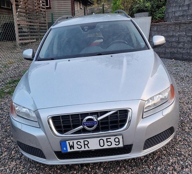 Grå Begagnad 2013 Volvo V70 Kombi | 95 500 kr (Marknadspris) - Bild 1/4