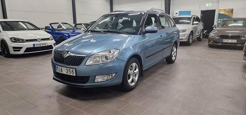 Ljusgrå (grå) Begagnad 2012 Skoda Fabia Elegance Kombi | 34 900 kr (Marknadspris) - Bild 1/4