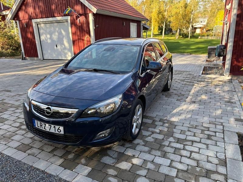 Mörkblå metallic Begagnad 2011 Opel Astra Kombi | 42 000 kr (Marknadspris) - Bild 1/4