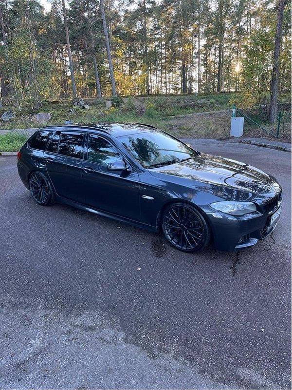 Grå Begagnad 2012 BMW 530 M Sport Kombi | 109 000 kr (Bra pris) - Bild 1/4