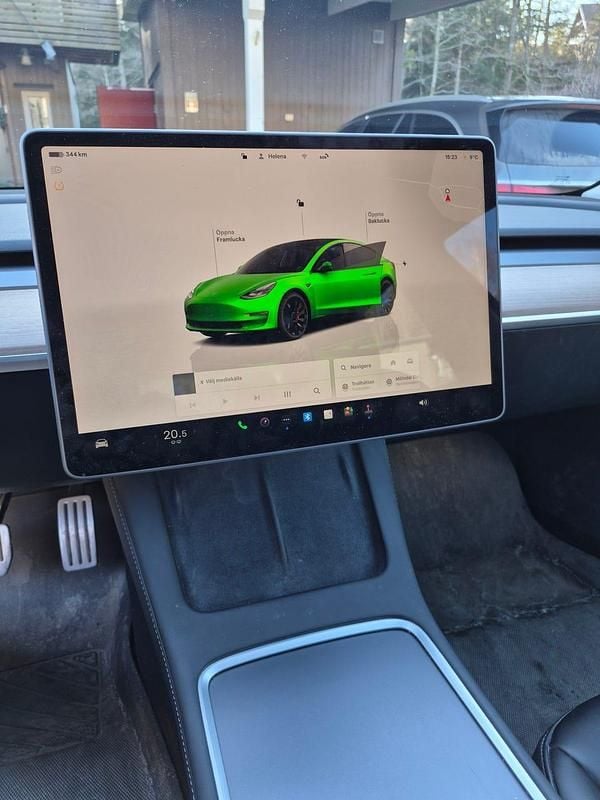 Begagnad Tesla Model 3 Performance 377 kW (513 HK) 2023 Midnight silver metallic Sedan