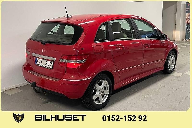 Begagnad Mercedes B180 116 HK (85 kW) 2010 Röd Minibuss