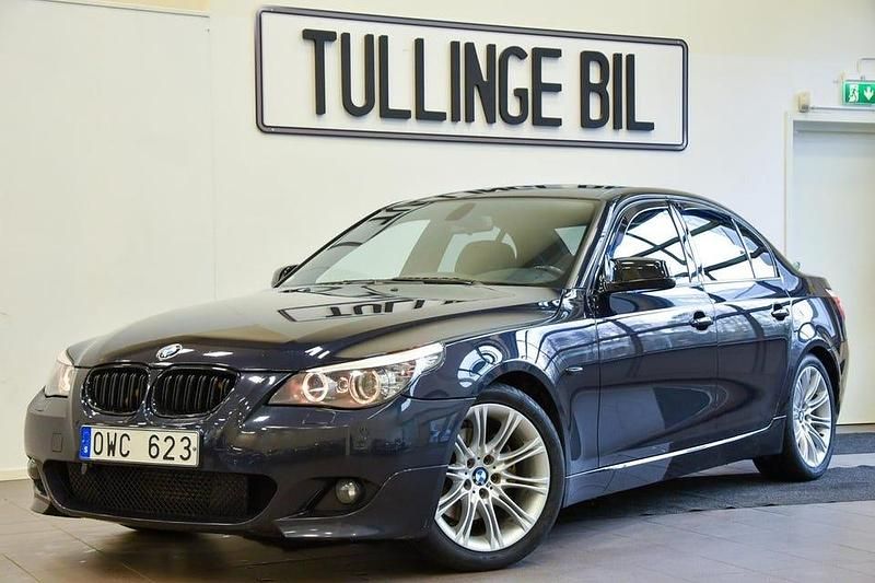 Svart Begagnad 2009 BMW 520 M Sport Sedan | 149 900 kr (Dyr) - Bild 1/4