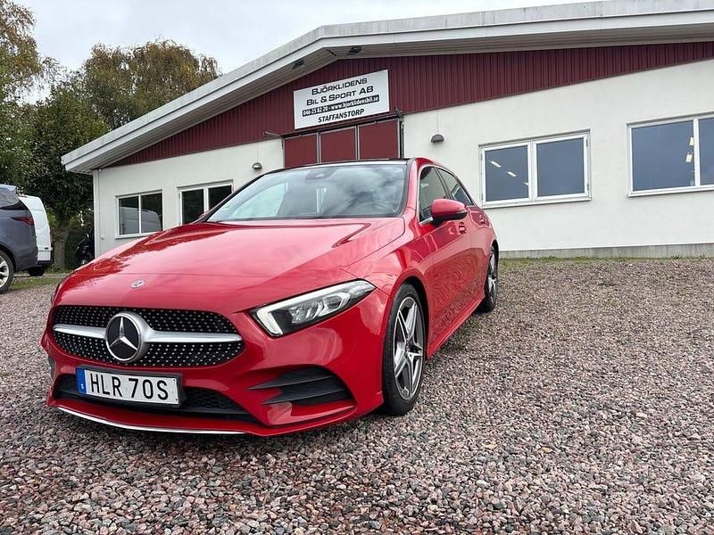 Röd Begagnad 2019 Mercedes A180 AMG Halvkombi | 229 000 kr (Marknadspris) - Bild 1/4