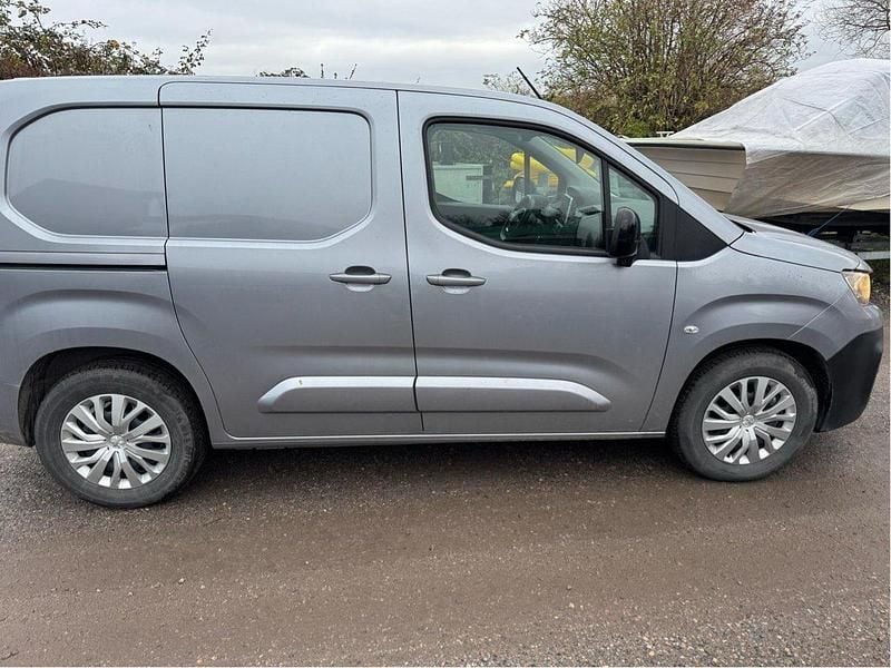 Grå Begagnad 2021 Peugeot E-Partner Minibuss | 240 000 kr (Dyr) - Bild 1/4