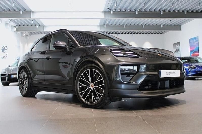 Grå Begagnad 2024 Porsche Macan SUV | 895 000 kr (Superpris) - Bild 1/4