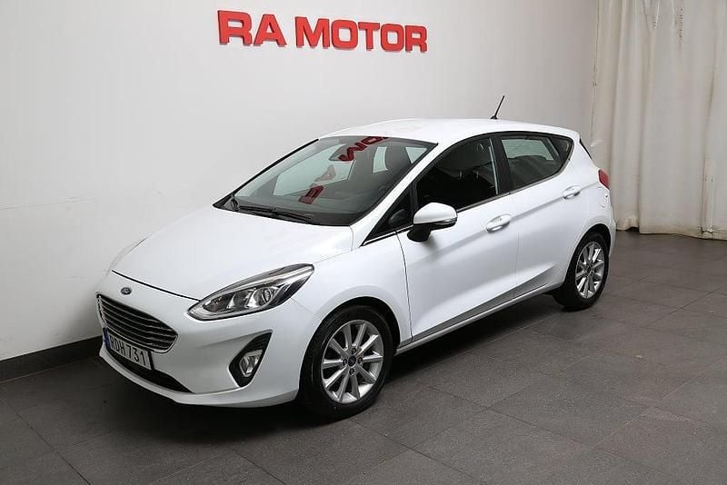 Vit (frozen white) Begagnad 2018 Ford Fiesta Titanium Halvkombi | 119 800 kr (Marknadspris) - Bild 1/3