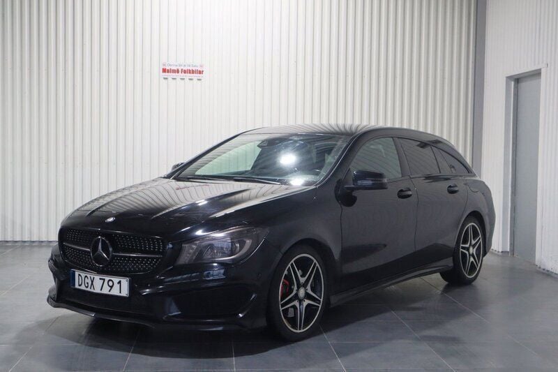 Svart Begagnad 2015 Mercedes CLA220 Shooting Brake AMG Kombi | 189 900 kr (Marknadspris) - Bild 1/4