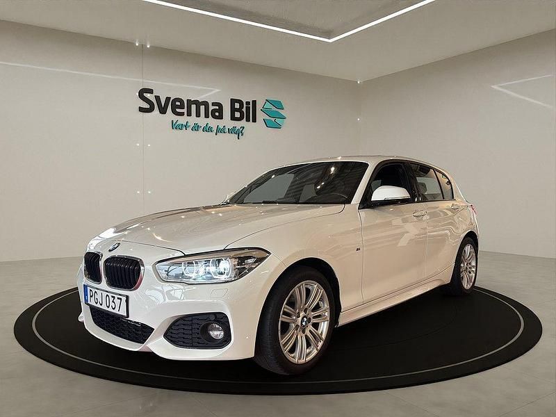 Vit Begagnad 2017 BMW 118 M Sport Halvkombi | 134 900 kr (Marknadspris) - Bild 1/4
