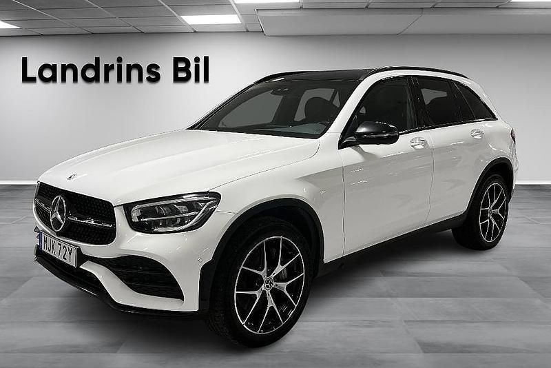 Vit Begagnad 2022 Mercedes GLC300e AMG line Plus SUV | 409 900 kr (Marknadspris) - Bild 1/4
