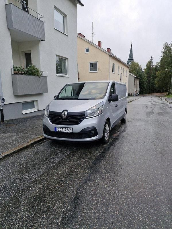 Silver Begagnad 2016 Renault Trafic Van | 143 500 kr (Marknadspris) - Bild 1/4
