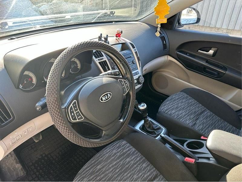 Grå Begagnad 2009 Kia Ceed Sportswagon 4 Kombi | 25 000 kr (Superpris) - Bild 1/4