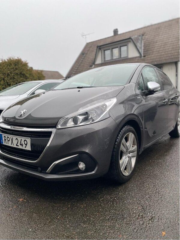 Grå Begagnad 2018 Peugeot 208 Halvkombi | 108 000 kr (Superpris) - Bild 1/4