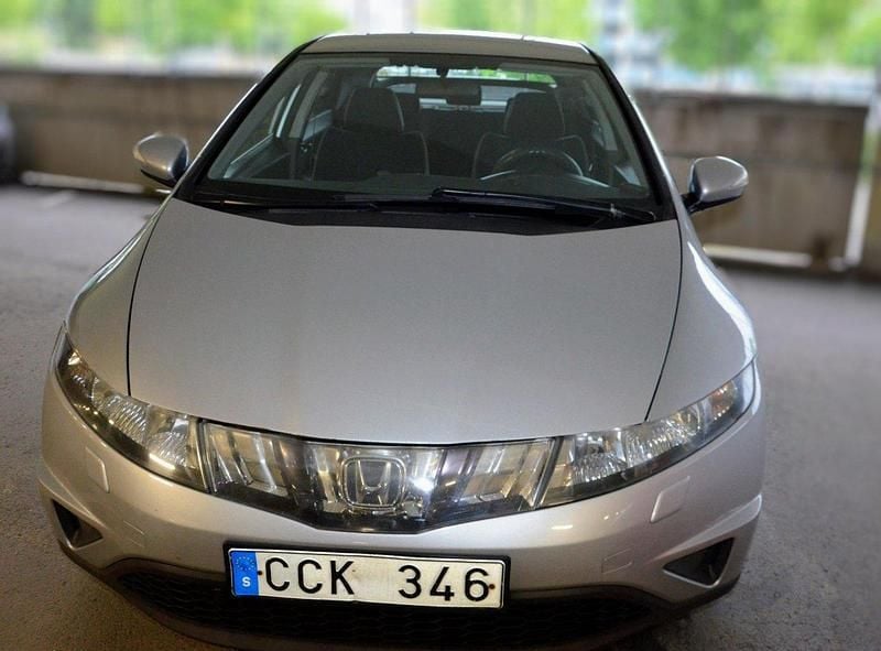Silver Begagnad 2007 Honda Civic Sport Halvkombi | 34 000 kr (Marknadspris) - Bild 1/4