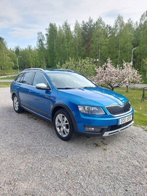 Blå Begagnad 2017 Skoda Octavia Scout Kombi | 190 000 kr (Marknadspris) - Bild 1/4
