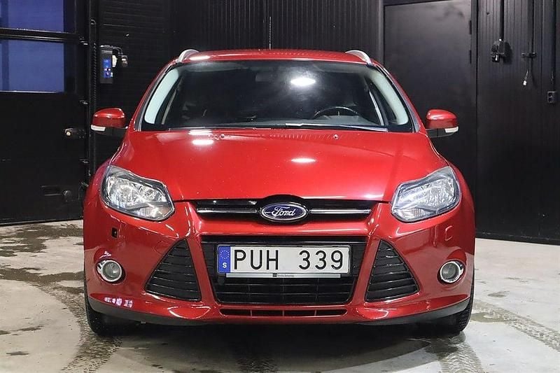 Begagnad Ford Focus 150 HK (110 kW) 2012 Röd metallic Kombi