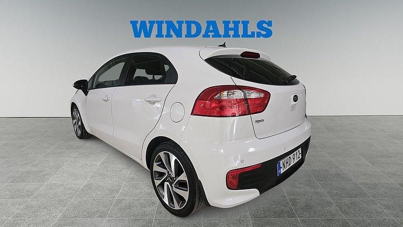 Vit Begagnad 2016 Kia Rio Halvkombi | 94 700 kr (Marknadspris) - Bild 1/4