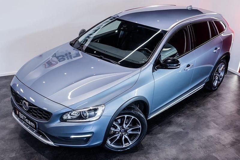 Begagnad Volvo V60 CC Momentum 150 HK (110 kW) 2017 Ljusblå Kombi