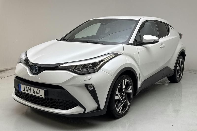 Vit Begagnad 2023 Toyota C-HR Edition SUV | 290 000 kr (Marknadspris) - Bild 1/4