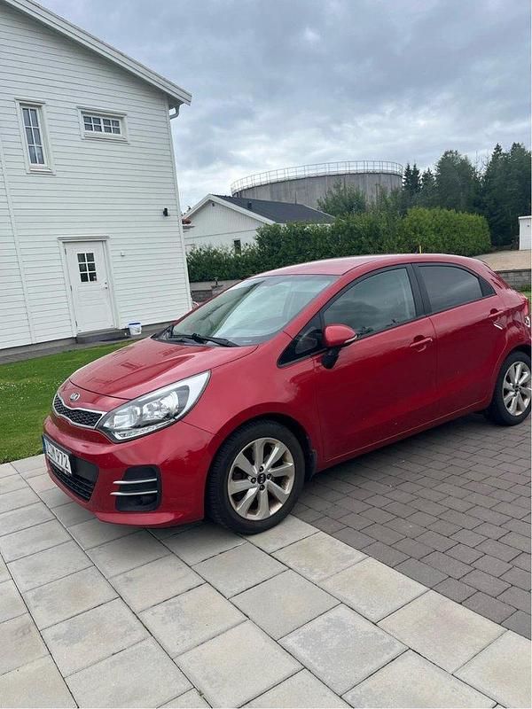Röd Begagnad 2016 Kia Rio Halvkombi | 124 900 kr (Lite dyr) - Bild 1/4