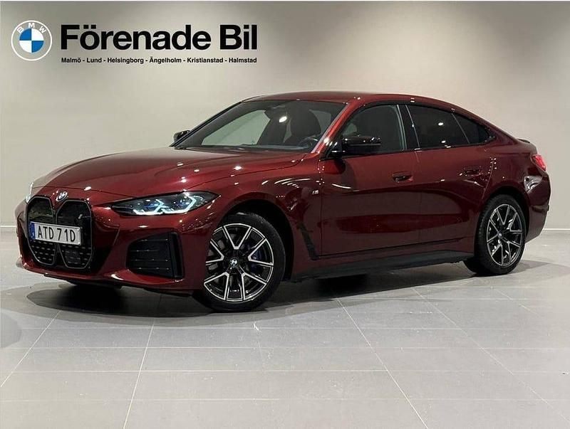 Röd Begagnad 2023 BMW i4 M Sport Sedan | 489 000 kr (Marknadspris) - Bild 1/4