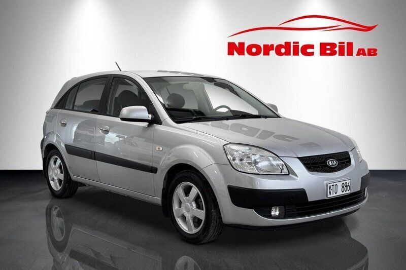 Silver Begagnad 2006 Kia Rio Halvkombi | 49 900 kr - Bild 1/4
