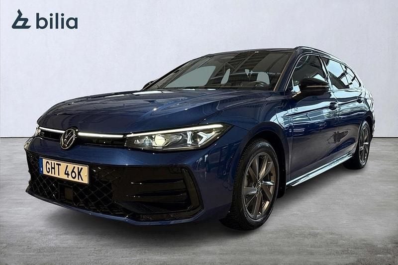 Blå Begagnad 2025 VW Passat R-line Kombi | 509 000 kr (Lite dyr) - Bild 1/3