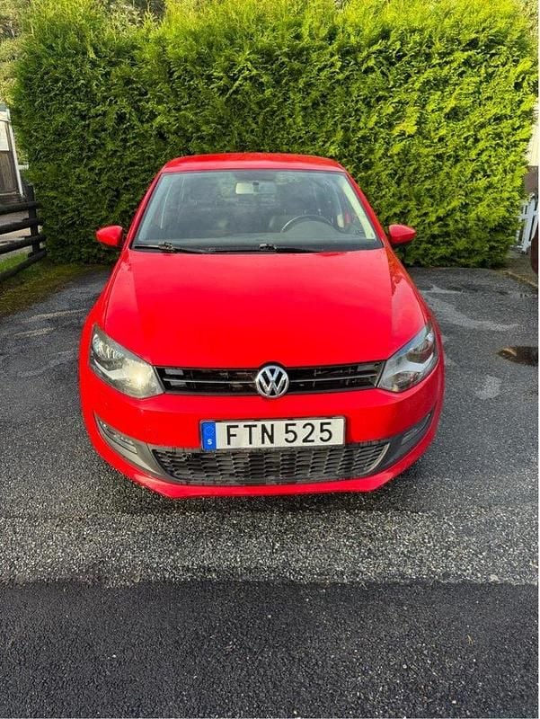 Röd Begagnad 2012 VW Polo Halvkombi | 65 000 kr (Bra pris) - Bild 1/4