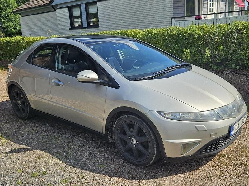 Silver Begagnad 2007 Honda Civic Executive Halvkombi | 59 238 kr (Marknadspris) - Bild 1/4