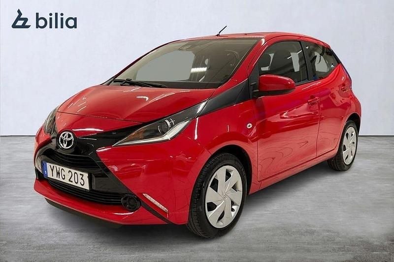 Röd Begagnad 2017 Toyota Aygo X-play Halvkombi | 99 900 kr (Lite dyr) - Bild 1/4